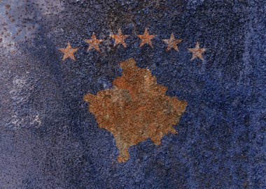 Kosova Devlet Bayrağı. Metal yüzeyde kirli Kosova bayrağı. Metal doku 