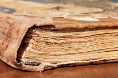 Eski defterleri kapatın. Klasik kitap. Ilık ışıklandırmalı yıpranmış kitap.