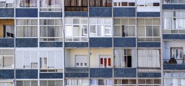 Çok katlı bir binanın pencereleri. Modern konut binasının bir parçası.