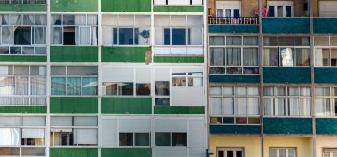 Çok katlı bir binanın pencereleri. Modern konut binasının bir parçası.