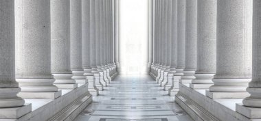 İki sıra beyaz mermer sütun. Beyaz sütunlu koridor. İki sıra arasında parlak ışık