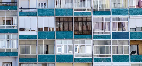 Çok katlı bir binanın pencereleri. Modern konut binasının bir parçası.