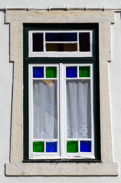 Lizbon Portekiz 'de pencere. Gtey duvarındaki eski pencere