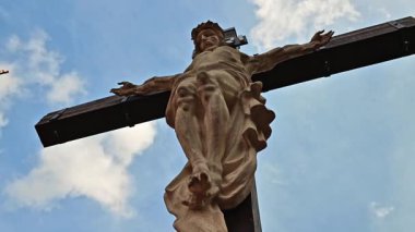 Çarmıha gerilme. Hristiyan haçı ve İsa heykeli mavi gökyüzüne karşı. Gökyüzünde çapraz