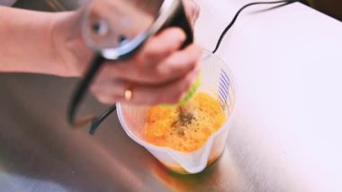 Kadın aşçı yumurta sarısını çırpıyor. Yumurta çırpma işlemi. Dişi eller omlet ya da krep için yumurta çırpar.