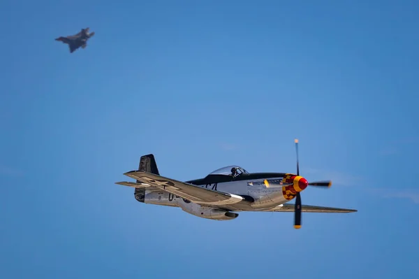 Mustang Выполняет Пролет Raptor Заднем Плане 2022 Miramar Airshow Сан — стоковое фото