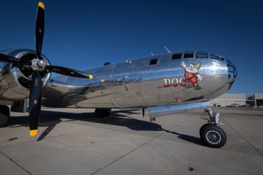 1944 'te yapılmış ve adı Doc olan bir B-29 Superfortrees' in burnu asfaltta turistlerin San Diego, Kaliforniya 'daki 2022 Miramar Airshow' una gelmesini bekliyor..