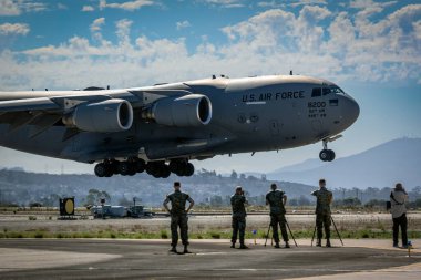 Bir Amerikan Hava Kuvvetleri C-17 Globemaster, San Diego, Kaliforniya 'daki 2022 Miramar Hava Gösterisi' ne iniş için geliyor..