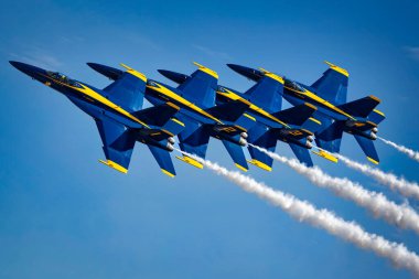 ABD Deniz Kuvvetleri Mavi Melekleri, dumanla birlikte, San Diego, Kaliforniya 'daki 2022 Miramar Airshow' unda gösteri yaptılar..