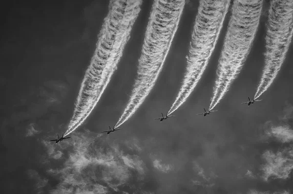米国のブルーエンジェルスは カリフォルニア州サンディエゴの2022年ミラマー航空ショーで煙を上げて ループの底にあります — ストック写真