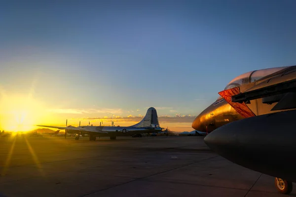 Air Force Eagle Får Tidig Morgonsol Med Superfortress Bakgrunden 2022 — Stockfoto