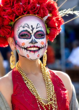 2022 'deki Ölüm Festivali ve Geçit Töreni' nde bir kadın gülümsüyor El Paso, Teksas 'ta.