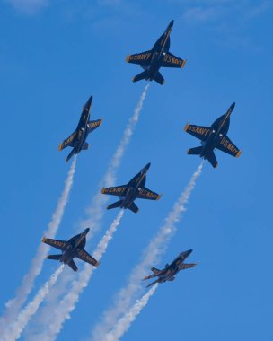 ABD Donanması Mavi Melekleri, San Diego, Kaliforniya 'daki 2022 Miramar Airshow' da gösteri yapıyor..