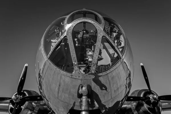 カリフォルニア南部の滑走路に座っている第二次世界大戦爆撃機のコックピットに日光が差し込みます — ストック写真