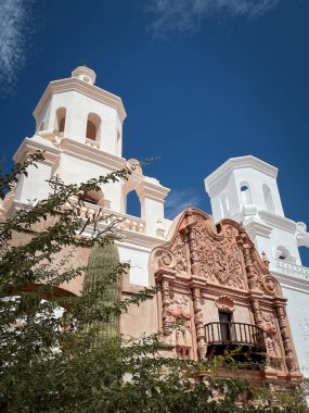 1783-1797 yılları arasında inşa edilen San Xavier del Bac Misyonu Tucson, Arizona yakınlarında yer almaktadır..