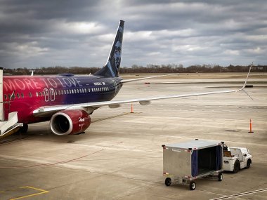 Milwaukee, Wisconsin 'deki General Mitchell Uluslararası Havalimanı' nda müşteriler için bir uçak hazırlanıyor..