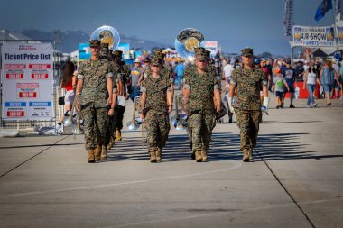 Üçüncü Denizci Uçak Kanat Bandosu (MAW), San Diego, Kaliforniya 'daki 2022 Miramar Hava Gösterisi' nin açılışı için yürür..