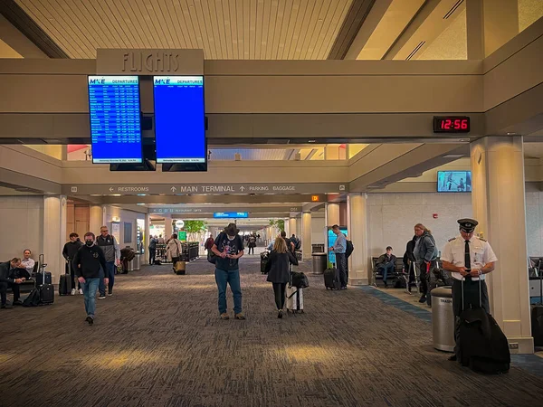 Milwaukee, Wisconsin 'deki General Mitchell Uluslararası Havalimanı' nın terminalinde gezginler..