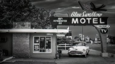 1939 'da inşa edilen Blue Swallow Motel, Tucumcari, New Mexico' da hala tarihi Route 66 'da faaliyet gösteriyor..