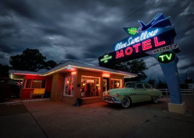 1939 'da inşa edilen Blue Swallow Motel, Tucumcari, New Mexico' da hala tarihi Route 66 'da faaliyet gösteriyor..