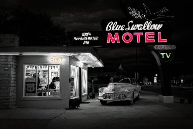 1939 'da inşa edilen Blue Swallow Motel, Tucumcari, New Mexico' da hala tarihi Route 66 'da faaliyet gösteriyor..