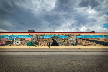 Doug ve Sharon Quarles 'ın bu büyük ve güzel duvar resmi Tucumcari, New Mexico' da tarihi Route 66 yakınlarında bir duvarda..