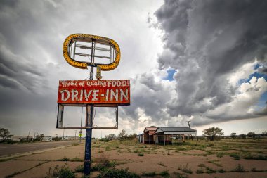 Tucumcari, New Mexico 'da tarihi Route 66' da terk edilmiş bir han restoranı..