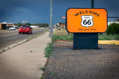 Tucumcari, New Mexico 'daki tarihi Route 66 yolunda bir hoş geldin tabelası..