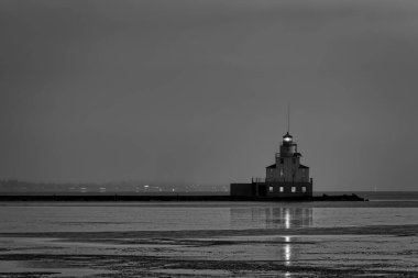 Ocak ayı başlarında Wisconsin, Manitowoc 'un buzlu limanındaki Michigan Gölü deniz fenerinde..