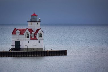 1912 'de inşa edilen ve 1931' e kadar modifiye edilen Michigan Gölü 'ndeki Pierhead deniz feneri Kewaunee, Wisconsin' de duruyor..