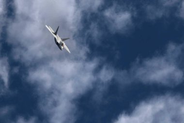 An F-22 Raptor dives toward Earth at the 2022 Miramar Airshow in San Diego, California.