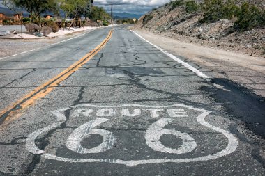 Needles, California yakınlarındaki iki orijinal Route 66 işaretinden biri..