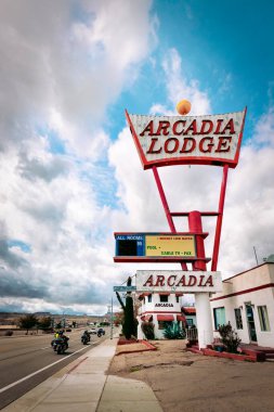 1938 'de lüks mobilyalar vaat eden lüks bir motel olarak inşa edilen Arcadia Lodge hala Kingman, Arizona' da tarihi Route 66 'da duruyor..
