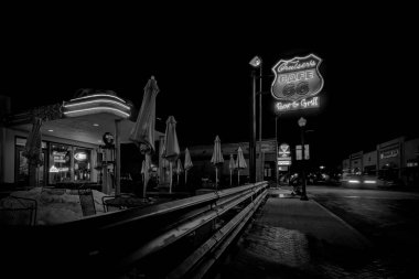 Tarihi Route 66, Williams, Arizona 'daki Cruiser Cafe' nin neon ışıkları..