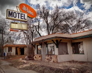 Hi-Line Motel, 1936 'da Hi-Line Modern Auto Court olarak hizmete girdi. Ama bina hala Ash Fork, Arizona' da duruyor..