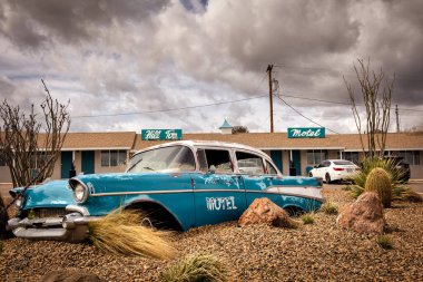 Kaktüs ve eski bir araba Kingman, Arizona 'daki tarihi Route 66' daki Hill Top Motel 'in önünde oturuyorlar..