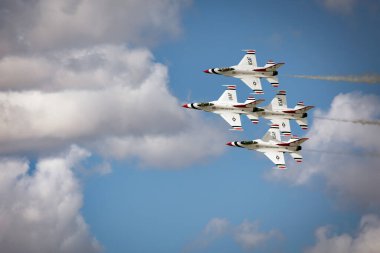 ABD Hava Kuvvetleri Gök Gürültüsü Kuşları, Arizona, Tucson 'daki 2023 Thunder and Lightning Over Arizona' da konser verdiler..