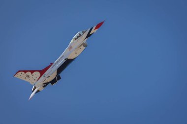 ABD Hava Kuvvetleri Gök Gürültüsü Kuşları, Arizona, Tucson 'daki 2023 Thunder and Lightning Over Arizona' da konser verdiler..