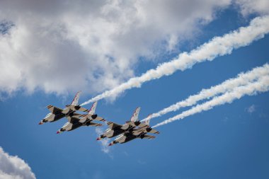 ABD Hava Kuvvetleri Thunderbird 'leri Arizona, Tucson' daki Davis-Monthan Hava Üssü 'ndeki 2023 Thunder ve Lightning Over Arizona hava gösterisinde performans sergiliyor..