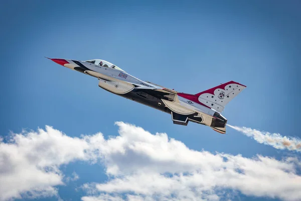 Μια Αμερικανική Αεροπορία Thunder Bird Απογειώνεται Στο 2023 Thunder Lightning — Φωτογραφία Αρχείου