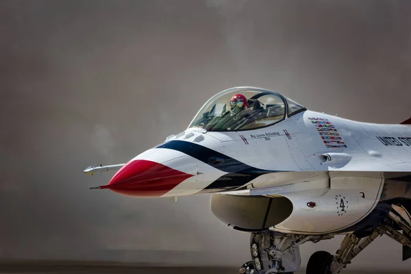 Ένας Πιλότος Thunder Bird Της Πολεμικής Αεροπορίας Των Ηπα Ετοιμάζεται — Φωτογραφία Αρχείου