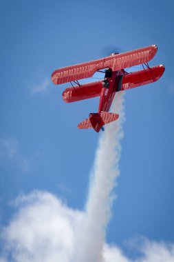 Vicky Benzing, Arizona, Tucson 'daki 2023 Thunder ve Lightning Over Arizona hava gösterisinde sahne alıyor..