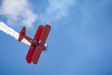 Vicky Benzing, Arizona, Tucson 'daki 2023 Thunder ve Lightning Over Arizona hava gösterisinde sahne alıyor..