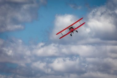 Vicky Benzing, Arizona, Tucson 'daki 2023 Thunder ve Lightning Over Arizona hava gösterisinde sahne alıyor..