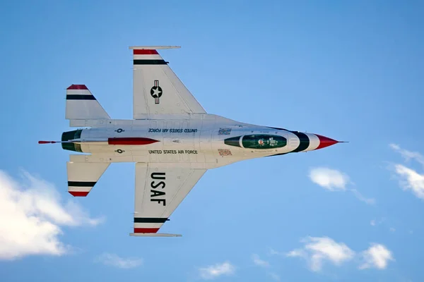 Μια Αμερικανική Αεροπορία Thunderbird Εκτελεί Στο 2023 Thunder Lightning Arizona — Φωτογραφία Αρχείου