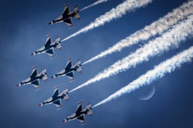 ABD Hava Kuvvetleri Gök Gürültüsü Kuşları, Arizona, Tucson 'daki 2023 Thunder and Lightning Over Arizona' da sahne alırken ayın önünden geçtiler..