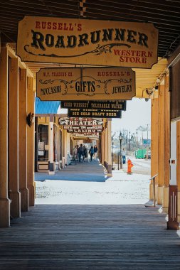 Eski batı maden kasabası Tombstone, Arizona 'daki Allen Caddesi' ndeki tahta kaldırım..