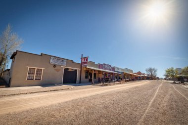 Tamam. Allen Caddesi 'ndeki ağıl, O.K.' daki meşhur silahlı çatışmanın yapıldığı yer. Eski batı kasabası Tombstone, Arizona 'da..