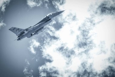 Arizona, Tucson 'daki 2023 Thunder ve Lightning Over Arizona hava gösterisinde bir F-16 Falcon gösterisi..