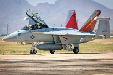 İki donanma pilotu, Arizona, Tucson 'daki 2023 Thunder ve Lightning Over Arizona hava gösterisinde EA-18G Growler gösterisi yaptıktan sonra geri döndüler..